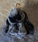 Schlüssel/Taschenanhänger Hase Plüschi grau